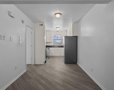 320 E 4th Street - Photo Thumbnail 5