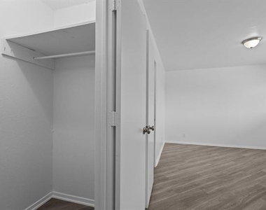 320 E 4th Street - Photo Thumbnail 18