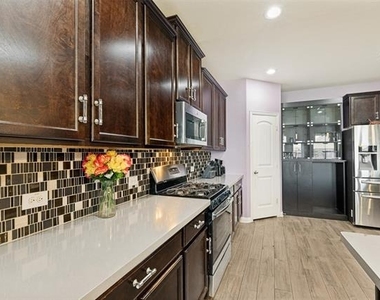 818 Blackhawk Drive - Photo Thumbnail 7