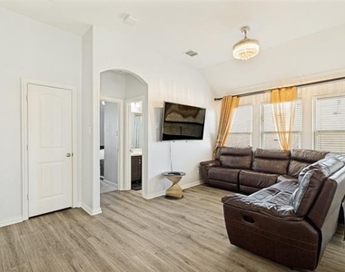 818 Blackhawk Drive - Photo Thumbnail 14