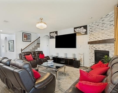 818 Blackhawk Drive - Photo Thumbnail 3