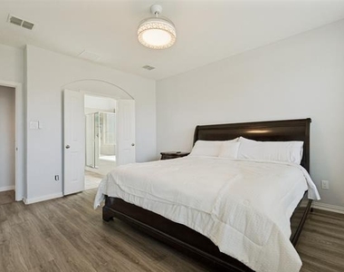 818 Blackhawk Drive - Photo Thumbnail 17