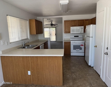 8144 W Watkins Street - Photo Thumbnail 3