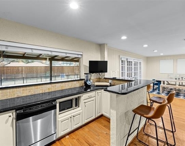6806 Royal Lane - Photo Thumbnail 13