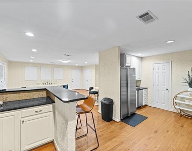 6806 Royal Lane - Photo Thumbnail 12