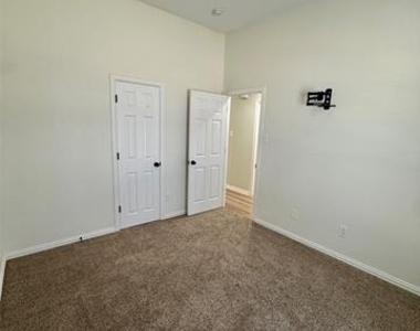 309 Catherine Street - Photo Thumbnail 25