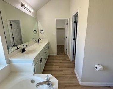 309 Catherine Street - Photo Thumbnail 14