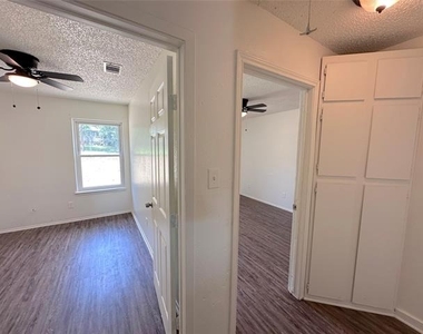 5408 Helmick Avenue - Photo Thumbnail 6