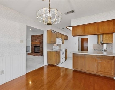 7517 Crosstimbers Lane - Photo Thumbnail 10