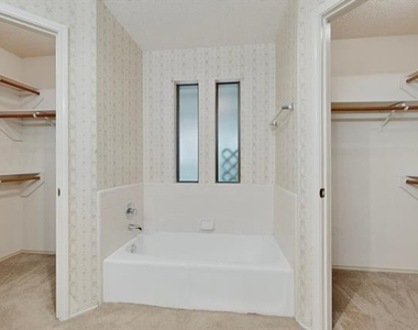7517 Crosstimbers Lane - Photo Thumbnail 18