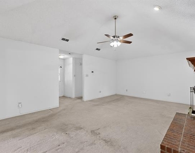 7517 Crosstimbers Lane - Photo Thumbnail 5