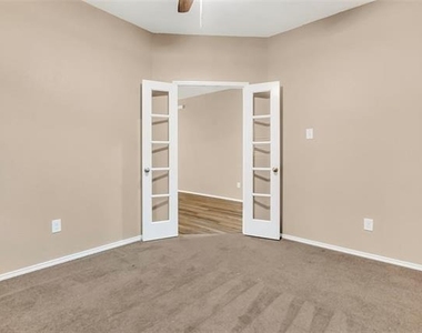 1021 Waverly Drive - Photo Thumbnail 8
