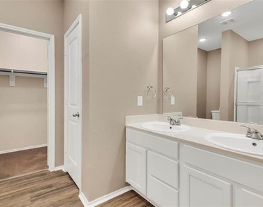 1021 Waverly Drive - Photo Thumbnail 6