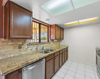 21007 N Sunglow Drive - Photo Thumbnail 3