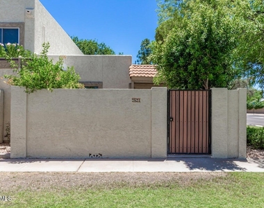 7821 E Valley Vista Drive - Photo Thumbnail 12