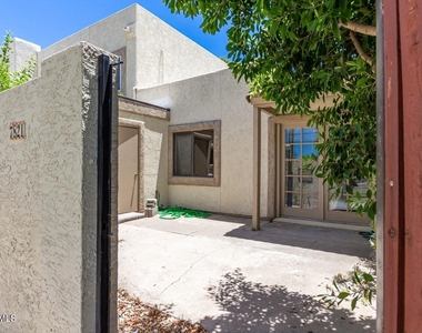7821 E Valley Vista Drive - Photo Thumbnail 13