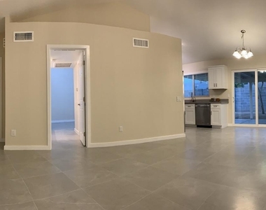 3014 W Runion Drive - Photo Thumbnail 5