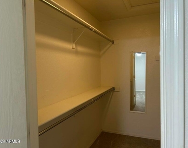 1807 E Lindrick Drive - Photo Thumbnail 8