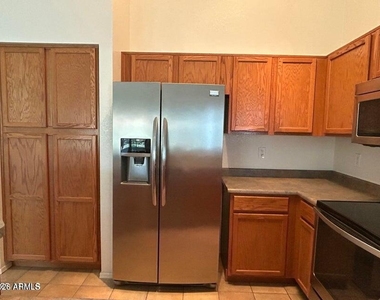 1807 E Lindrick Drive - Photo Thumbnail 4