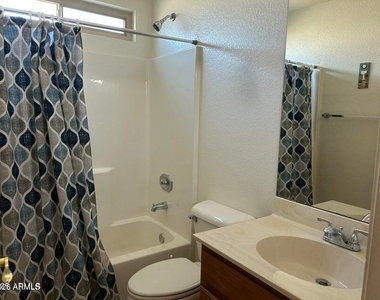 1807 E Lindrick Drive - Photo Thumbnail 6