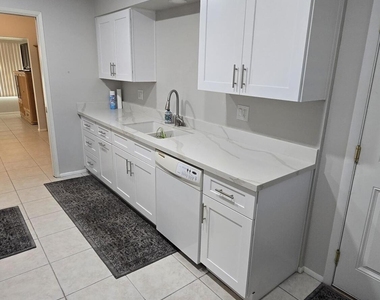 10715 W Tropicana Circle - Photo Thumbnail 15