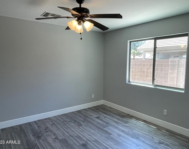 1731 E Jeanne Lane - Photo Thumbnail 8