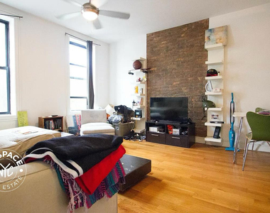 208 Evergreen Avenue - Photo Thumbnail 2