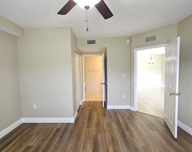 1049 Golden Lakes Boulevard - Photo Thumbnail 9