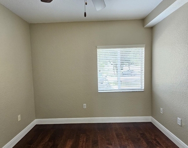 1049 Golden Lakes Boulevard - Photo Thumbnail 14
