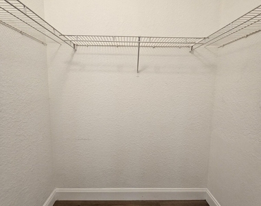 1049 Golden Lakes Boulevard - Photo Thumbnail 10