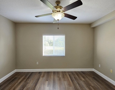 1049 Golden Lakes Boulevard - Photo Thumbnail 8