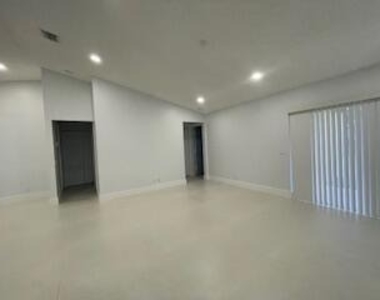 1630 Zenith Way - Photo Thumbnail 6