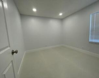1630 Zenith Way - Photo Thumbnail 31