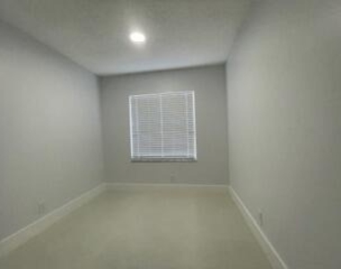1630 Zenith Way - Photo Thumbnail 4