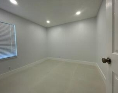 1630 Zenith Way - Photo Thumbnail 29