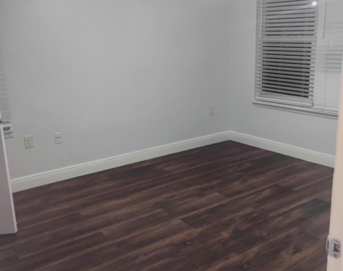2313 N Congress Avenue - Photo Thumbnail 3