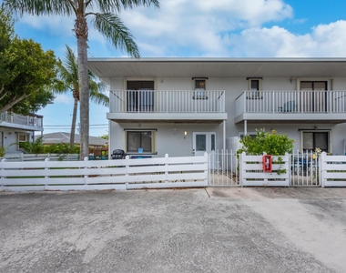 324 W Pine Street - Photo Thumbnail 5