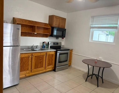 1331 N 71st Avenue - Photo Thumbnail 7