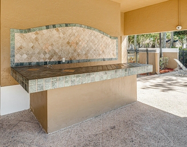 1089 N Benoist Farms Road - Photo Thumbnail 15