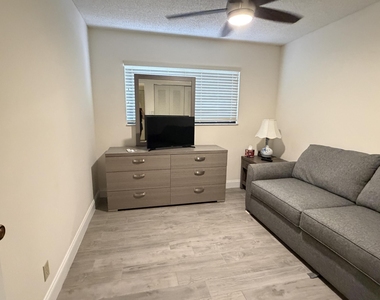 6866 Huntington Lane - Photo Thumbnail 24