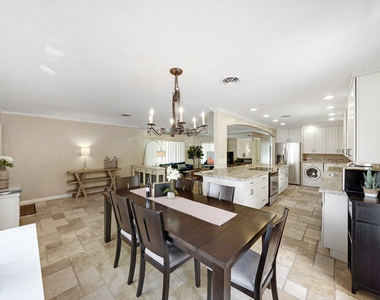 332 Nw 26th Court - Photo Thumbnail 4