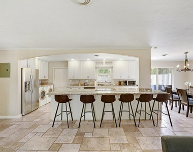 332 Nw 26th Court - Photo Thumbnail 2