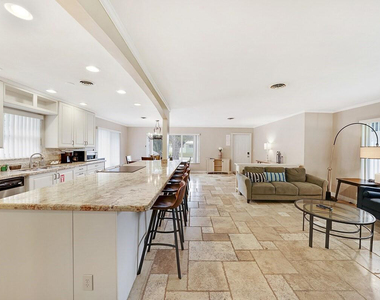 332 Nw 26th Court - Photo Thumbnail 17