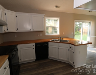 711 Harvest Way - Photo Thumbnail 8