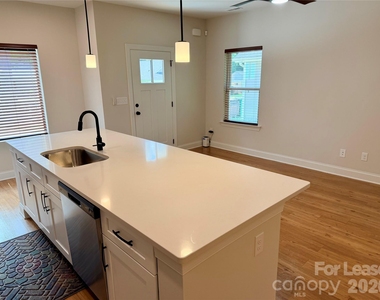 521 N Linwood Avenue - Photo Thumbnail 6