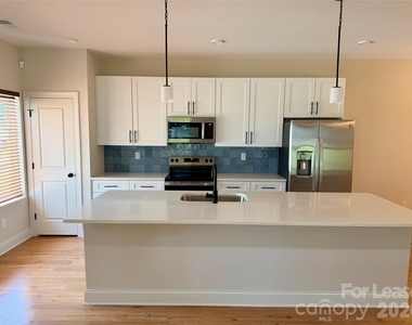525 N Linwood Avenue - Photo Thumbnail 6