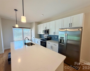 525 N Linwood Avenue - Photo Thumbnail 8