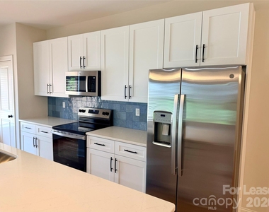 525 N Linwood Avenue - Photo Thumbnail 9