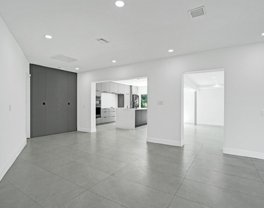 6700 E Tropical Way - Photo Thumbnail 9
