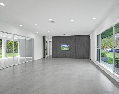 6700 E Tropical Way - Photo Thumbnail 5